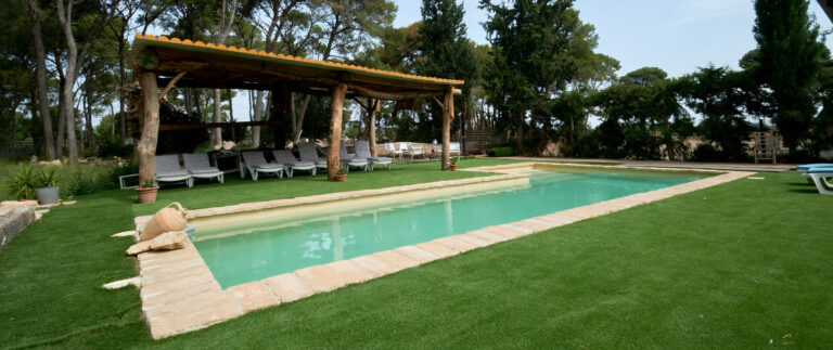 Piscina con zona de tumbonas