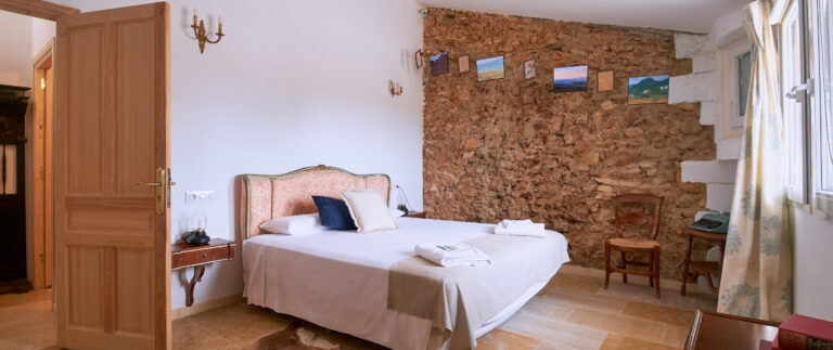 Habitación con pared de piedra