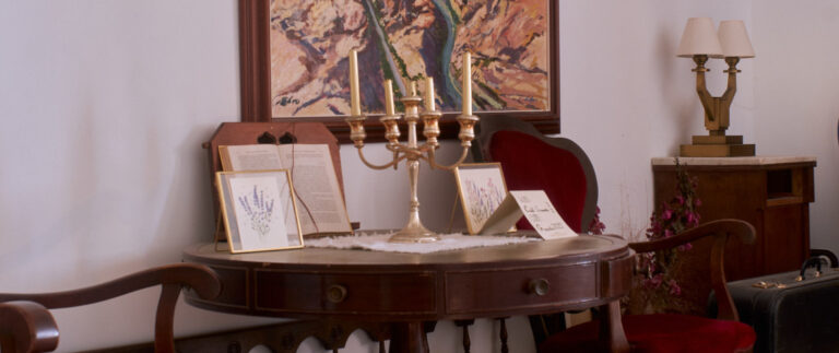 Mesa clásica con candelabro y cuadro